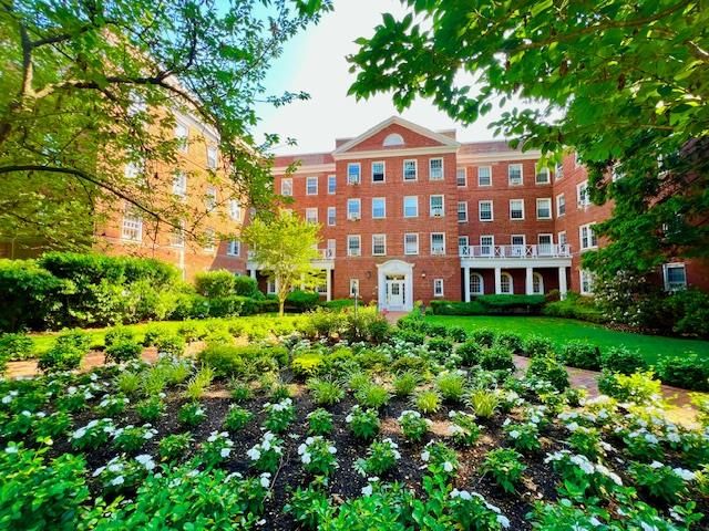  2 BR,  1.00 BTH &nbsp;Garden style home in Great Neck