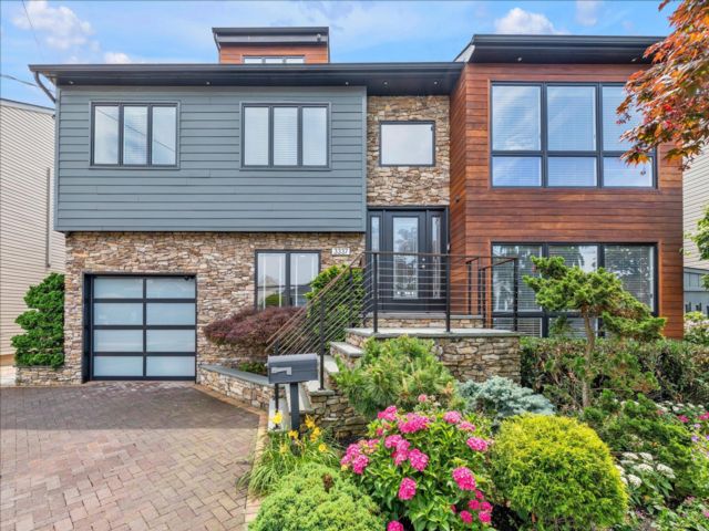  4 BR,  4.00 BTH &nbsp;Contemporary style home in Oceanside