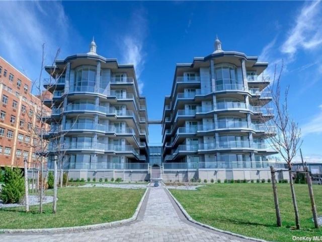  2 BR,  2.00 BTH &nbsp;Modern style home in College Point