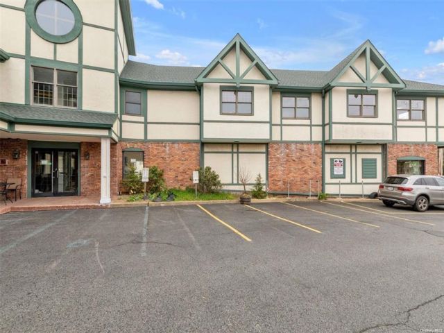  2 BR,  1.00 BTH &nbsp;Traditional style home in Oyster Bay