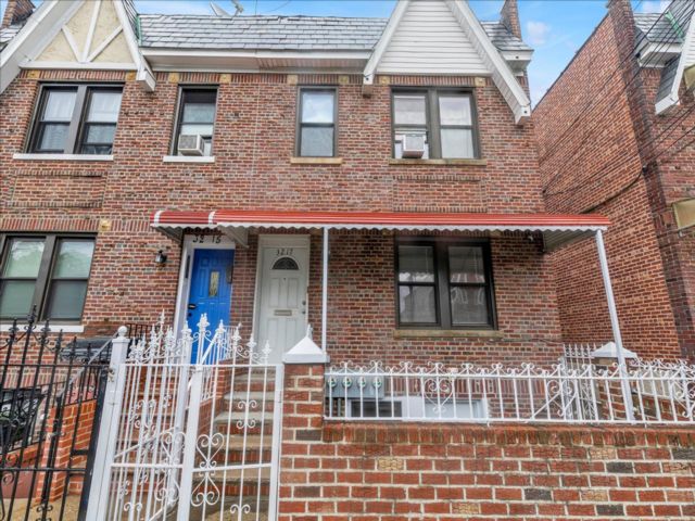  8 BR,  3.00 BTH &nbsp;House style home in East Elmhurst