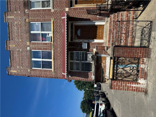  8 BR,  6.00 BTH &nbsp;House style home in Jackson Heights