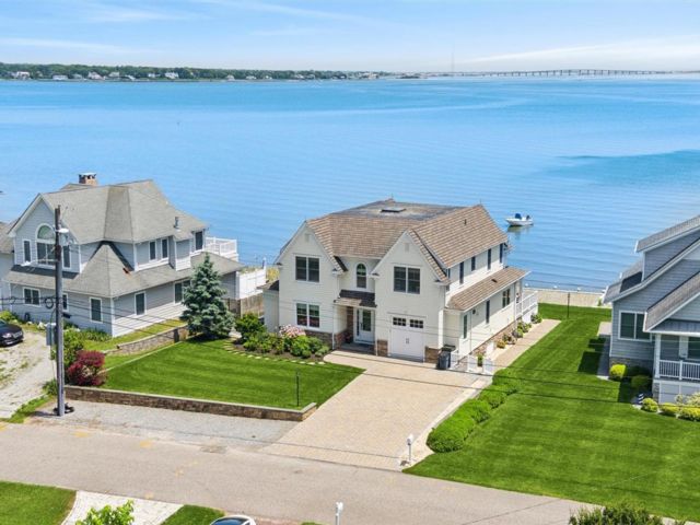  4 BR,  4.00 BTH &nbsp;Traditional style home in East Quogue