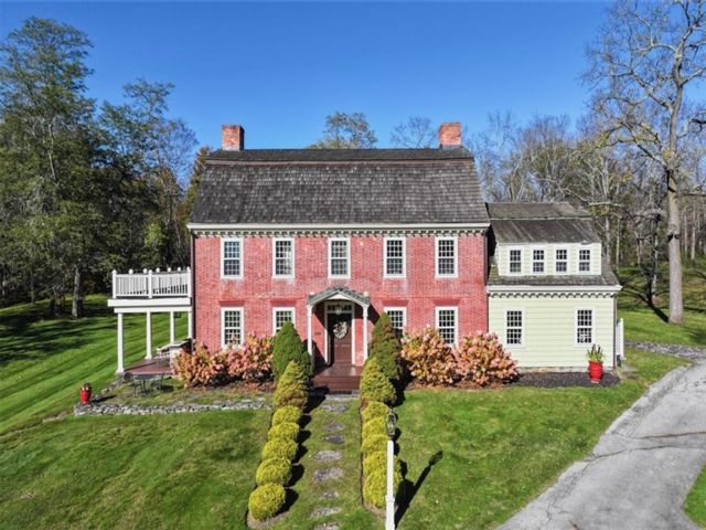  6 BR,  4.00 BTH &nbsp;Colonial style home in Pleasant Valley