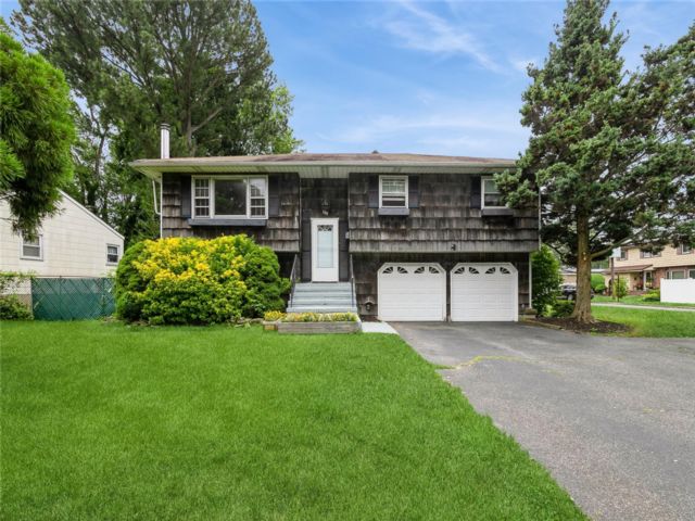  4 BR,  2.00 BTH &nbsp;Hi ranch style home in North Babylon