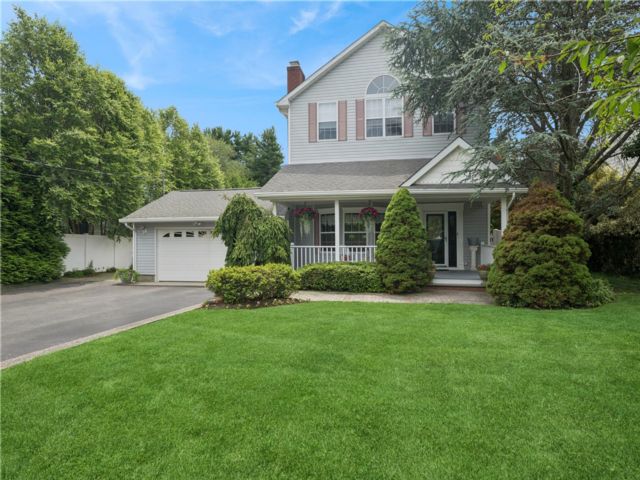  4 BR,  3.00 BTH &nbsp;Colonial style home in Northport