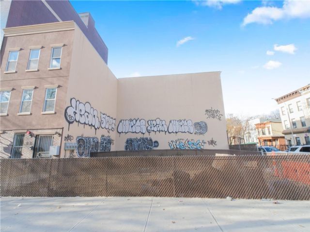 Lot <b>Size:</b>  &nbsp;House style home in Bedford Stuyvesant