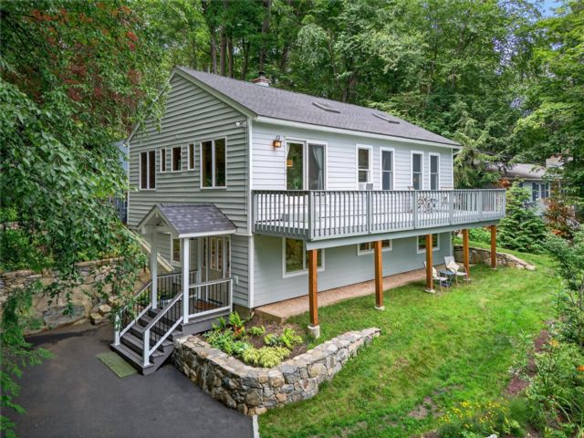  2 BR,  2.00 BTH &nbsp;Raised ranch style home in Putnam Valley