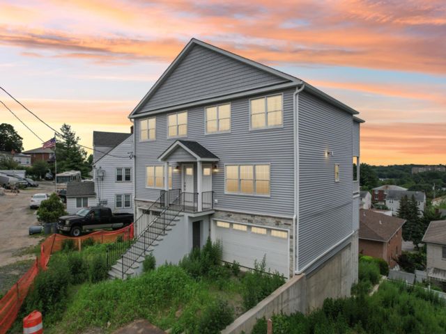  6 BR,  6.00 BTH &nbsp;House style home in Yonkers