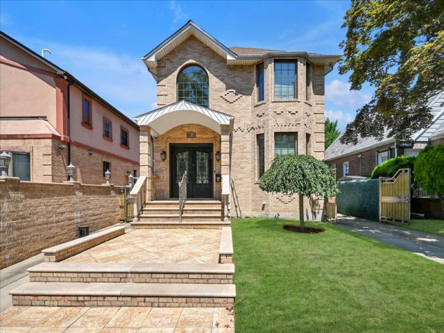  3 BR,  4.00 BTH &nbsp;Colonial style home in Kew Garden Hills