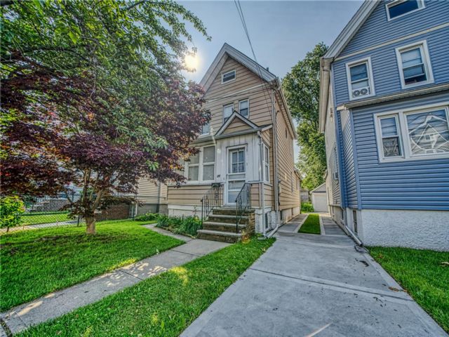  3 BR,  1.00 BTH &nbsp;Colonial style home in Elm Park