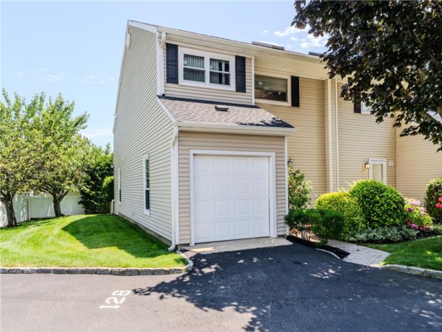  3 BR,  3.00 BTH &nbsp;Condo style home in Island Park