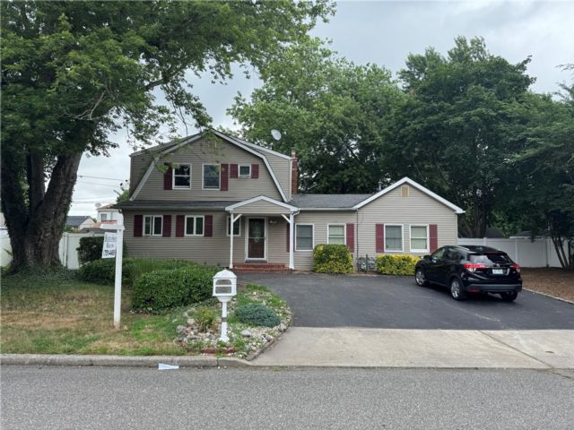  4 BR,  3.00 BTH &nbsp;Split level style home in South Setauket