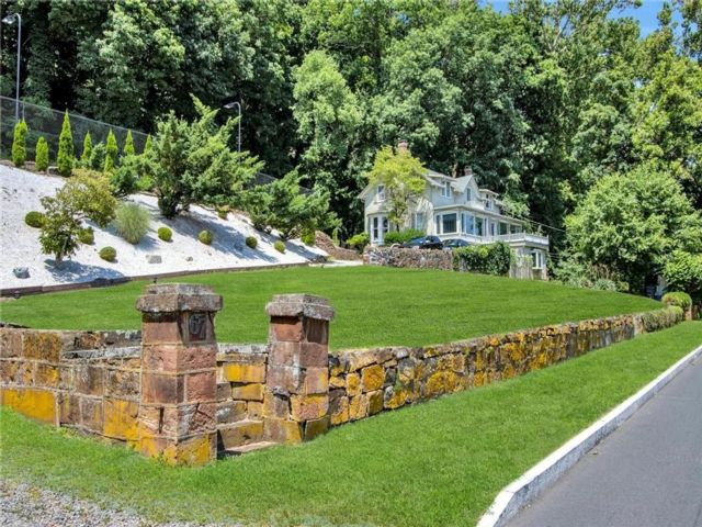  4 BR,  4.00 BTH &nbsp;Colonial style home in Nyack