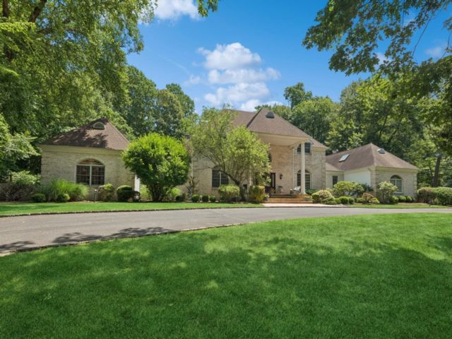  7 BR,  7.00 BTH &nbsp;Colonial style home in Nissequogue