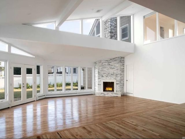  6 BR,  5.00 BTH &nbsp;Contemporary style home in Massapequa