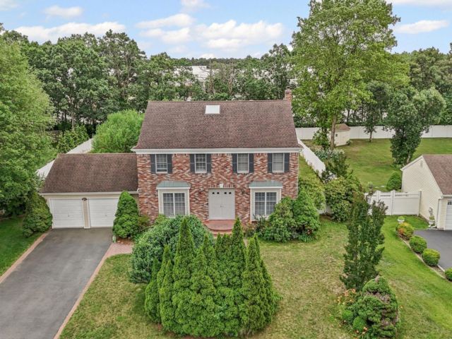 4 BR,  3.00 BTH &nbsp;Colonial style home in Bohemia