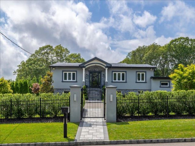  6 BR,  3.00 BTH &nbsp;Hi ranch style home in Hauppauge