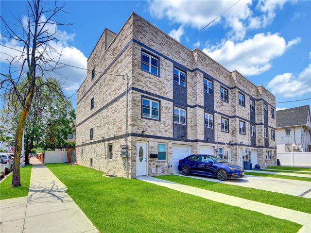  8 BR,  6.00 BTH &nbsp;House style home in Jamaica