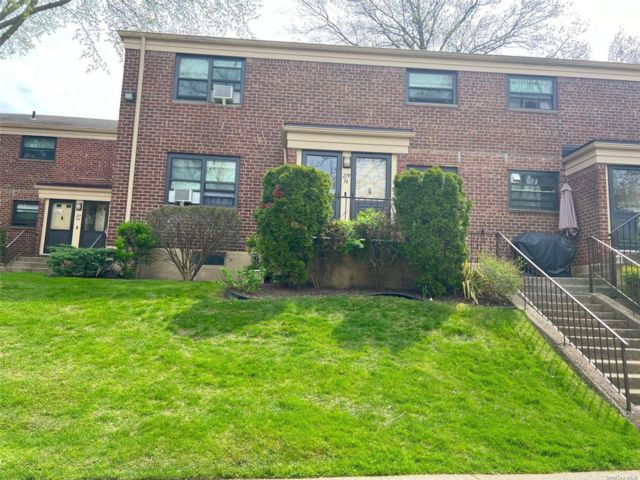  2 BR,  1.00 BTH &nbsp;Garden style home in Bayside