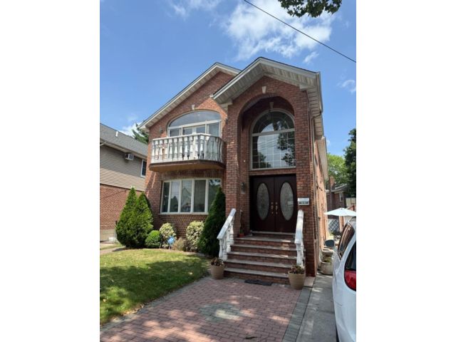  5 BR,  5.00 BTH &nbsp;House style home in Fresh Meadows
