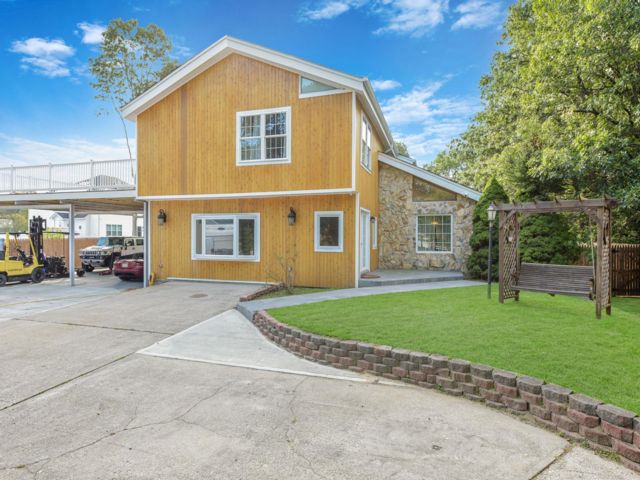  4 BR,  4.00 BTH &nbsp;Other style home in Bohemia