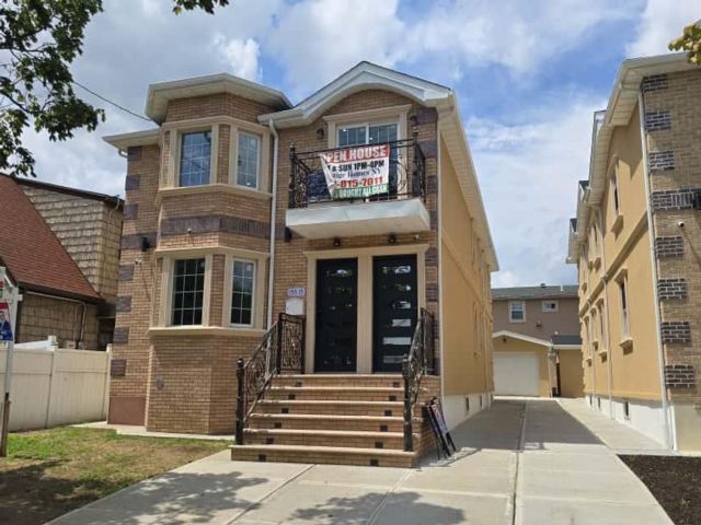  8 BR,  5.00 BTH &nbsp;Hi ranch style home in Jamaica