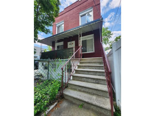  4 BR,  5.00 BTH &nbsp;Mid-century mod style home in Throggs Neck