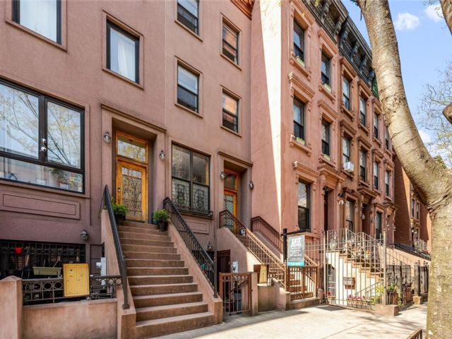 4 BR,  3.00 BTH &nbsp;House style home in New York (manhattan)
