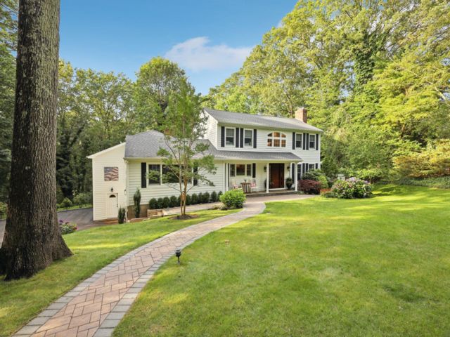  4 BR,  4.00 BTH &nbsp;Colonial style home in Greenlawn