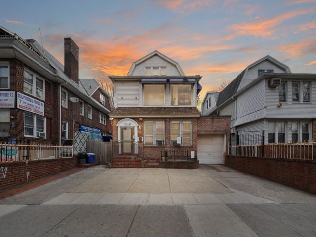 11 BR,  7.00 BTH &nbsp;Colonial style home in Jackson Heights