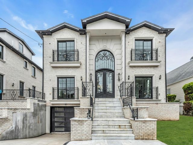  6 BR,  6.00 BTH &nbsp;Colonial style home in Glen Oaks