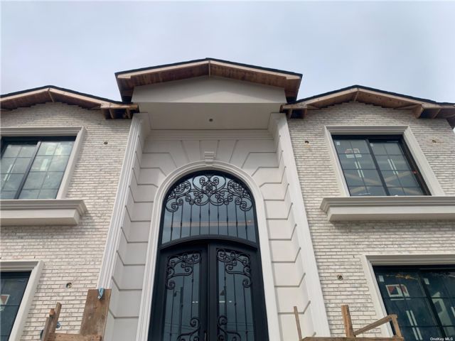  6 BR,  6.00 BTH &nbsp;Colonial style home in Glen Oaks