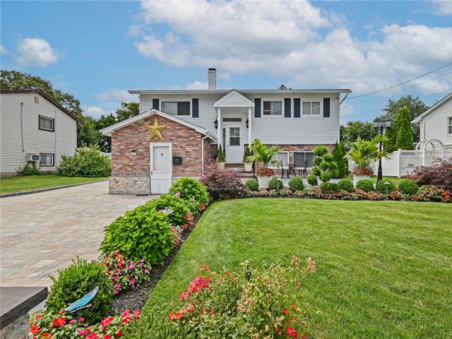  4 BR,  3.00 BTH &nbsp;Split level style home in Brentwood