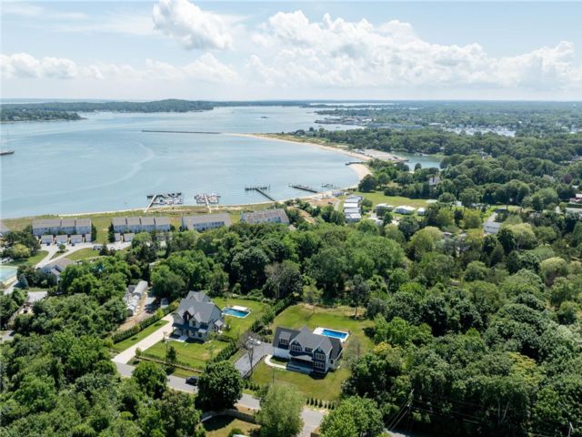  5 BR,  5.00 BTH &nbsp;Farmhouse style home in East Marion