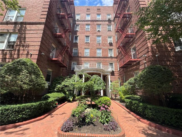  1 BR,  1.00 BTH &nbsp;Other style home in Forest Hills
