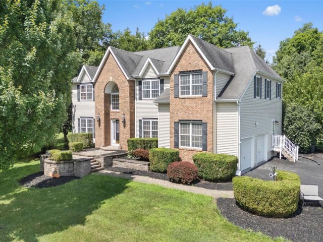  5 BR,  3.00 BTH &nbsp;Colonial style home in Middletown