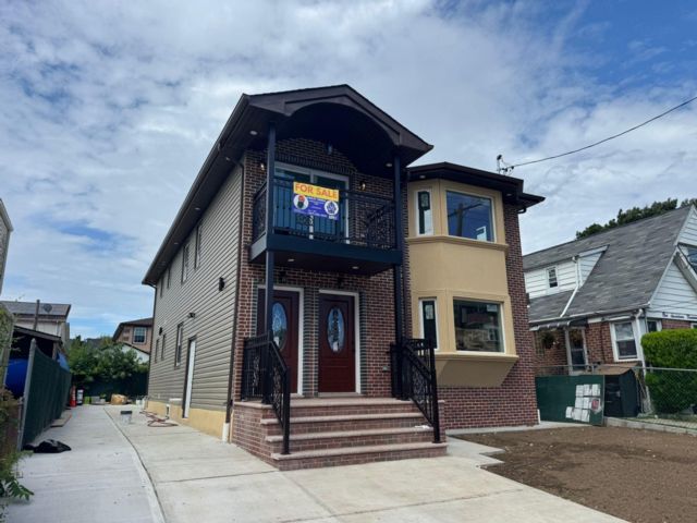  6 BR,  5.00 BTH &nbsp;House style home in Jamaica