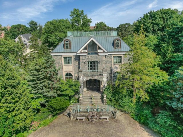  6 BR,  8.00 BTH &nbsp;Estate style home in Riverdale