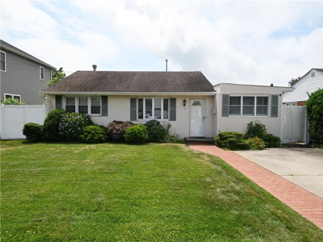  3 BR,  1.00 BTH &nbsp;Ranch style home in Massapequa