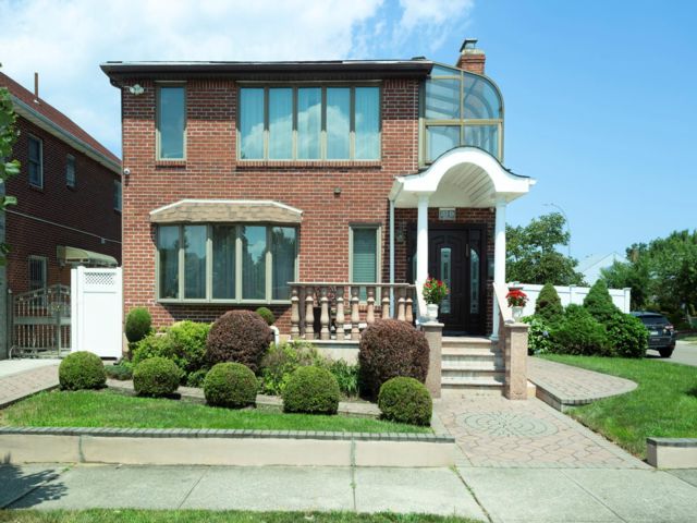  3 BR,  4.00 BTH &nbsp;Colonial style home in Fresh Meadows