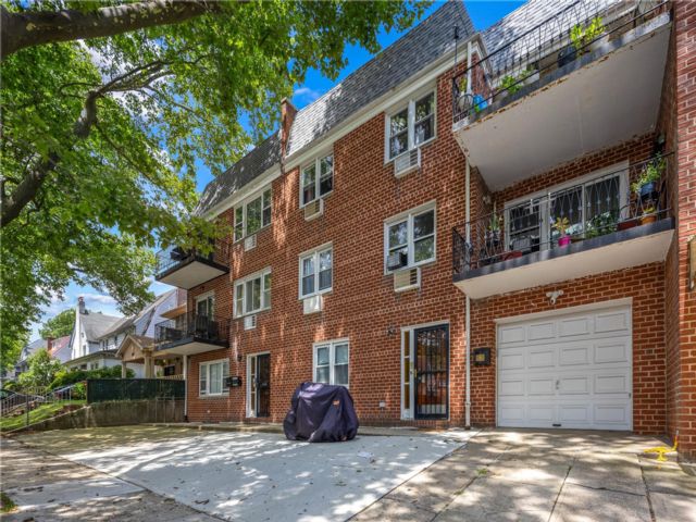  6 BR,  4.00 BTH &nbsp;Colonial style home in Kew Gardens