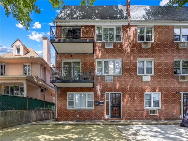  6 BR,  4.00 BTH &nbsp;Colonial style home in Kew Gardens