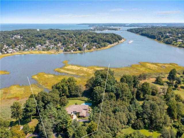  5 BR,  9.00 BTH &nbsp;Contemporary style home in Lattingtown