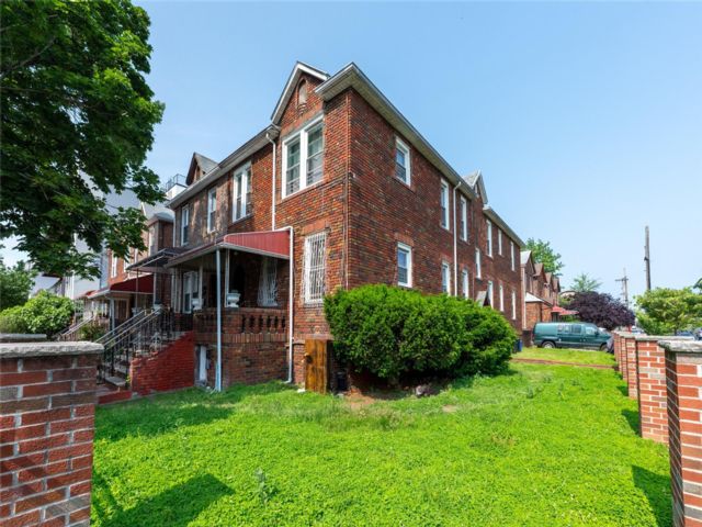  3 BR,  2.00 BTH &nbsp;House style home in Flatlands