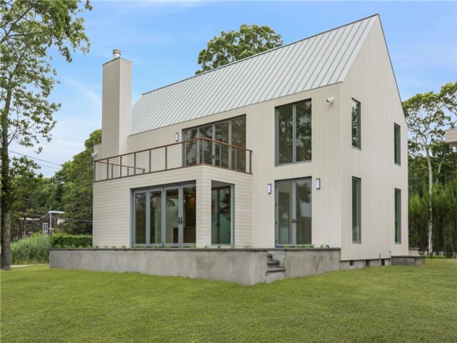  4 BR,  5.00 BTH &nbsp;Contemporary style home in Cutchogue