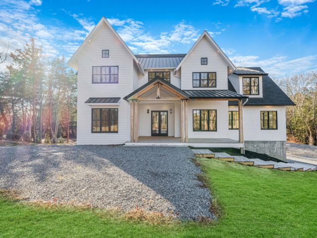  4 BR,  4.00 BTH &nbsp;Farmhouse style home in Aquebogue