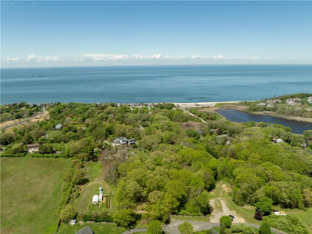 Lot <b>Size:</b>  &nbsp;House style home in Jamesport