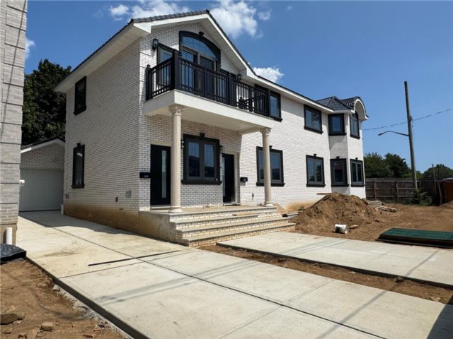  6 BR,  4.00 BTH &nbsp;House style home in Ozone Park