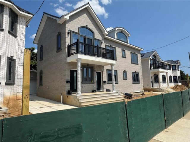  7 BR,  5.00 BTH &nbsp;House style home in Ozone Park